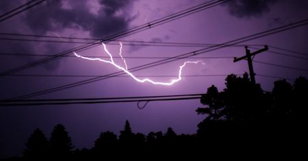 Czy można używać telefonu podczas burzy? Wyjaśniamy