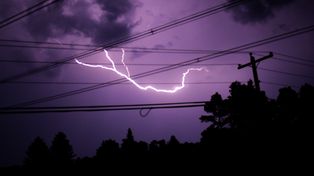 Czy można używać telefonu podczas burzy? Wyjaśniamy