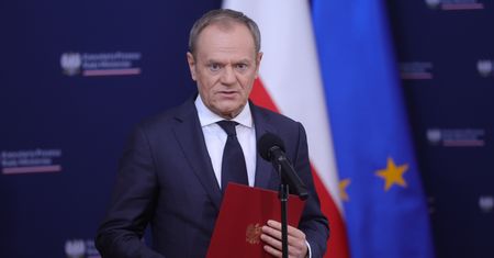 Fala komentarzy po słowach Tuska. "Dyszący nienawiścią macha teczką"