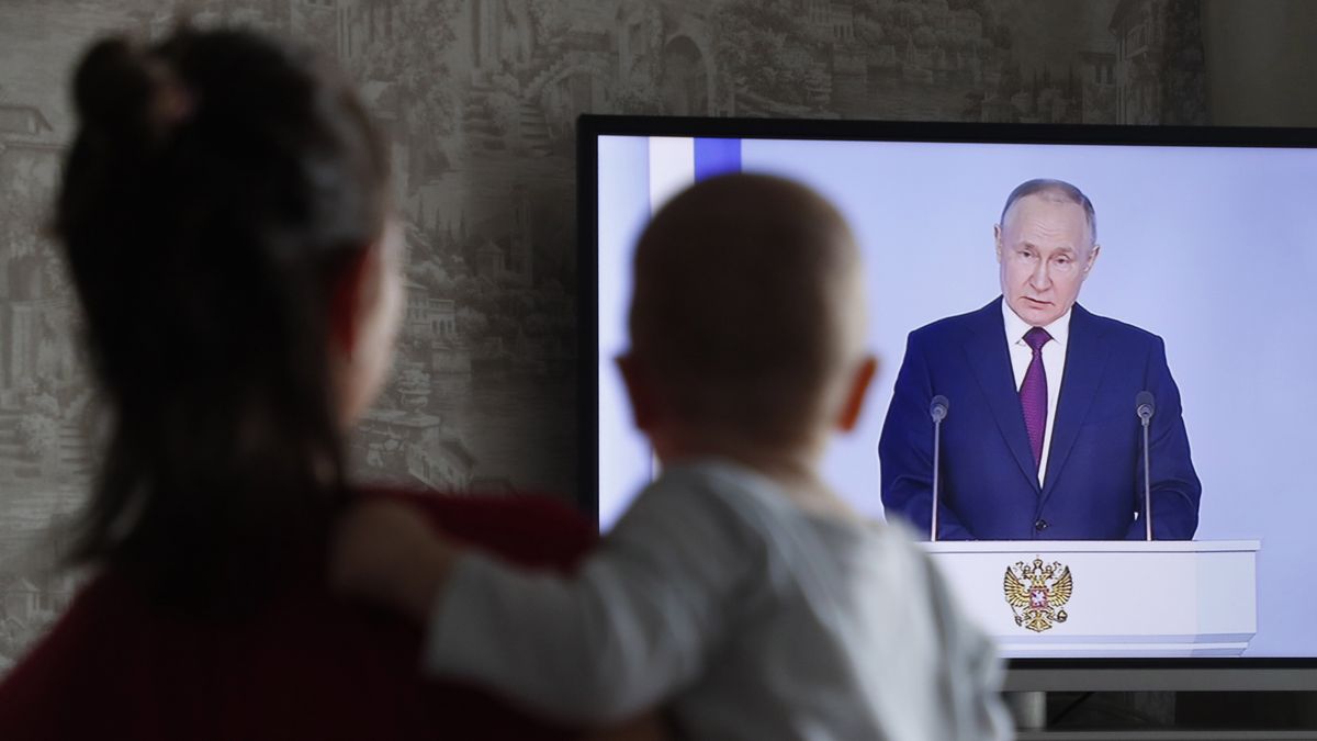 A woman holds her child as she watches the televised address by Russian President Vladimir Putin before the Federal Assembly, in Moscow, Russia, 21 February 2023. 'The goal of the West is to inflict a strategic defeat on Russia, to end us once and for all. We will react accordingly, because we are talking about the existence of our country', Putin said during his state of the nation address. About 1,200 people, including lawmakers of Russia's two-chamber parliament, Government members, heads of the Constitutional and Supreme court, and regional governors, were invited to attend the event. EPA/MAXIM SHIPENKOV Dostawca: PAP/EPA.