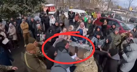Dantejskie sceny w szpitalu. Tak potraktowali dyrektora. Niesie się wideo
