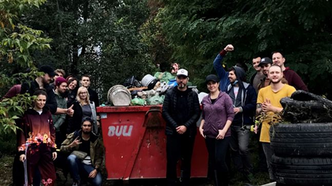 Warszawa. Założyli rękawice i "robocze" kreacje i ruszyli do działania. Śmieci podrzucone na Białołęce wypełniły dwa kontenery (WP Pilot)