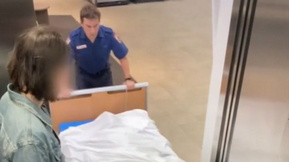 Mężczyzna w windzie nie ukrywał zdziwienia