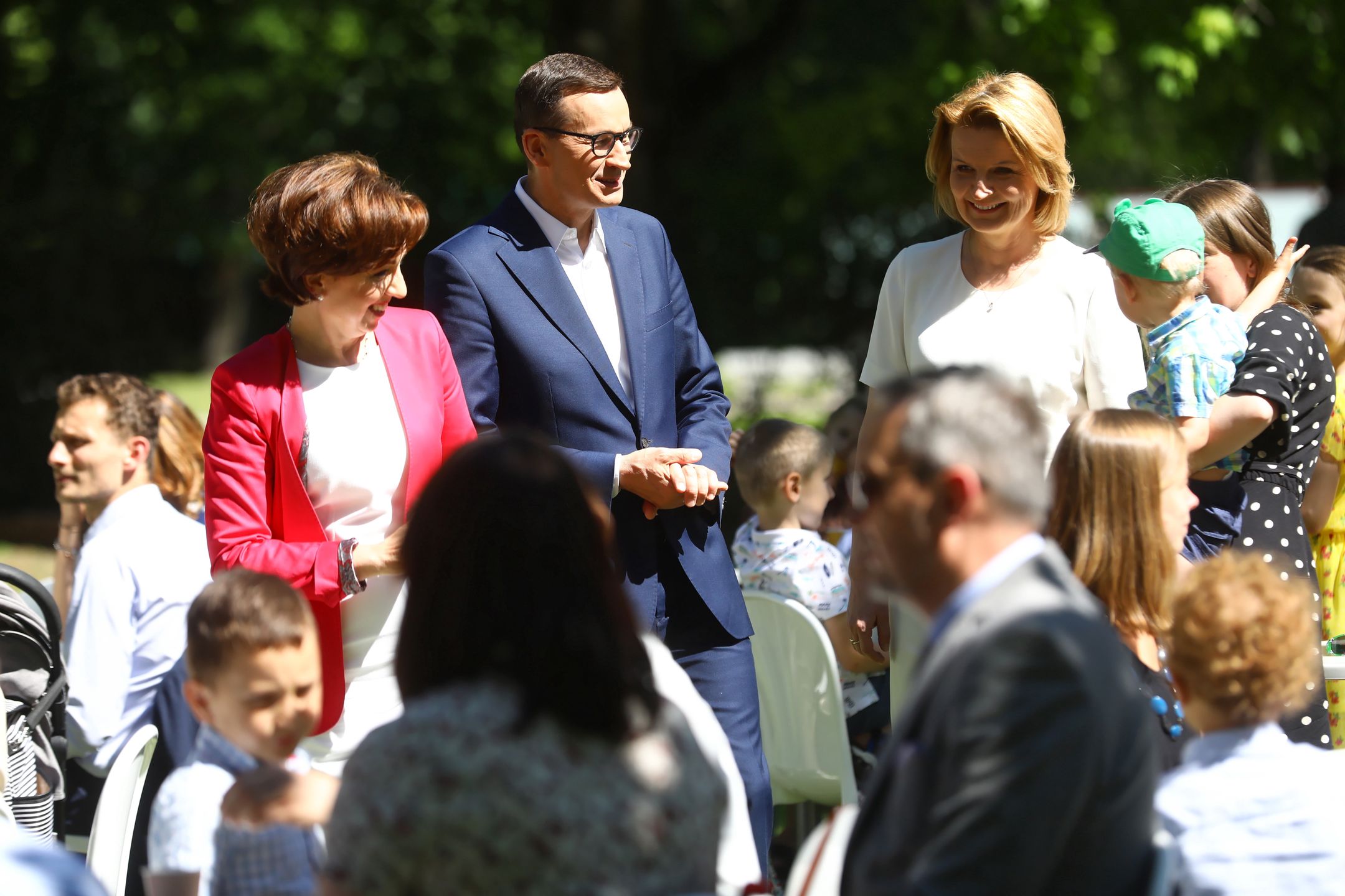 Warszawa, 17.06.2021. W centrum: minister rodziny i polityki społecznej Marlena Maląg (L), premier Mateusz Morawiecki (C) oraz  pełnomocnik rządu ds. polityki demograficznej Barbara Socha (P) podczas briefingu prasowego w ogrodach Zamku Ujazdowskiego w Warszawie, 17 bm. Podczas spotkania ogloszono Projekt Strategii Demograficznej 2040. (kf) PAP/Rafał Guz