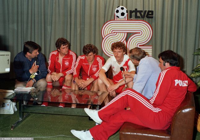 Mundial w Hiszpanii w 1982 r. Ciszewski rozmawia z piłkarzami Markiem Dziubą, Włodzimierzem Smolarkiem i Zbigniewem Bońkiem oraz trenerem Antonim Piechniczkiem