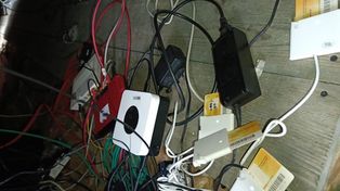Grójec: Nielegalnie rozsyłał sygnał telewizyjny z dwóch platform. Straty oszacowano na ponad 1,5 miliona zł