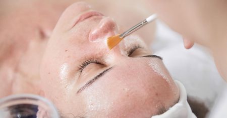 Peelingi chemiczne - rodzaje, wskazania i przeciwwskazania, przebieg zabiegu