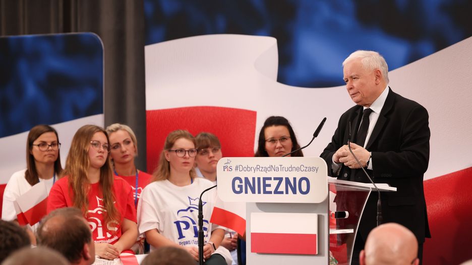 Gniezno, 24.07.2022. Prezes Prawa i Sprawiedliwości Jarosław Kaczyński (P) podczas spotkania z mieszkańcami miasta w siedzibie Gnieźnieńskiej Szkoły Wyższej Milenium, 24 bm. w Gnieźnie. (amb) PAP/Marek Zakrzewski