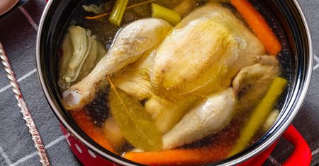 Nasze babcie dodawały nietypowy składnik do rosołu. To on nadawał mu wyjątkowego smaku
