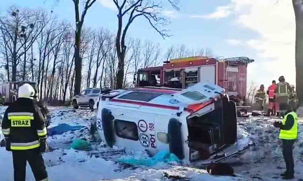 Damasławek: Karetka uderzyła w drzewo. Zmarł kierowca