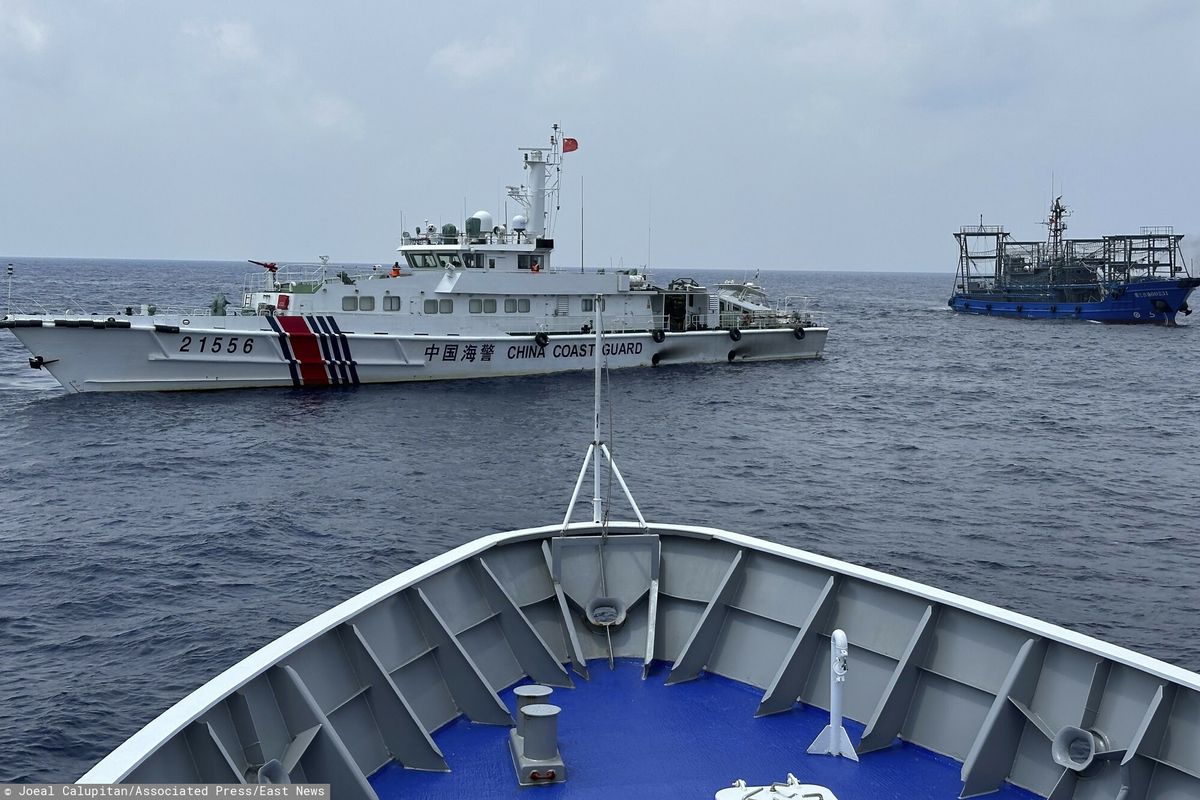 Chiński statek straży przybrzeżnej z chińskim statkiem milicyjnym blokuje filipiński statek straży przybrzeżnej. Zdjęcie ilustracyjne