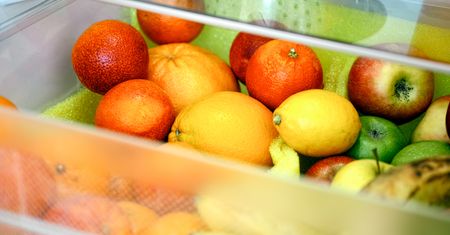Dietetyk wskazał, które owoce są najbardziej pryskane. Większość ma je w lodówce