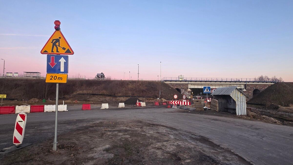 Zamknięty przejazd pod wiaduktem w Ciecierzynie