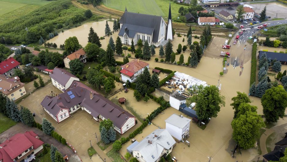 Pogoda. Podtopione domy i ulice w Łapanowie poda Wieliczką