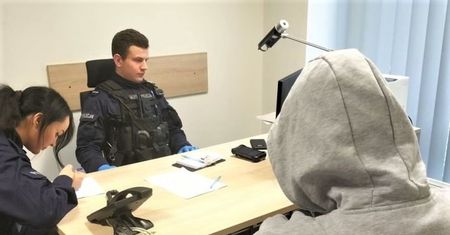 Przyszedł na komisariat z walizką. Oto powód