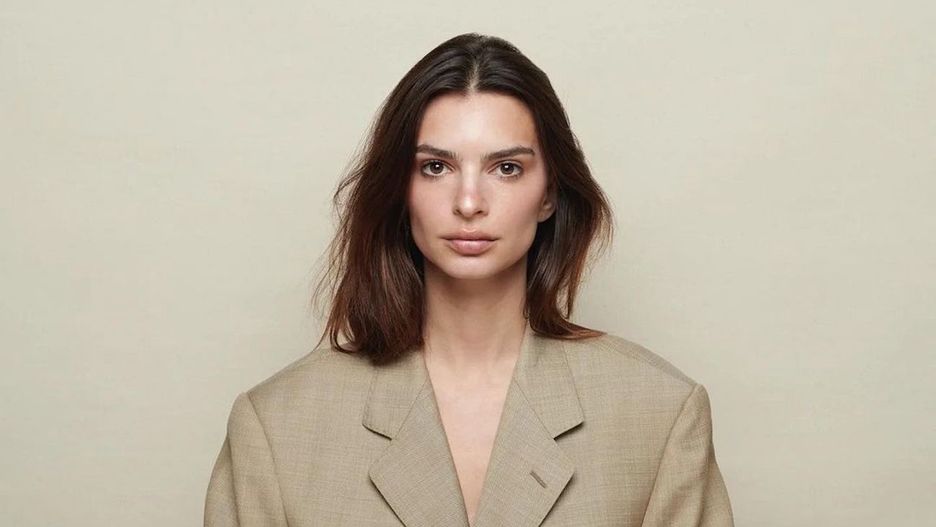 Emily Ratajkowski zrezygnowała z mocnego makijażu i postawiła na naturalność.