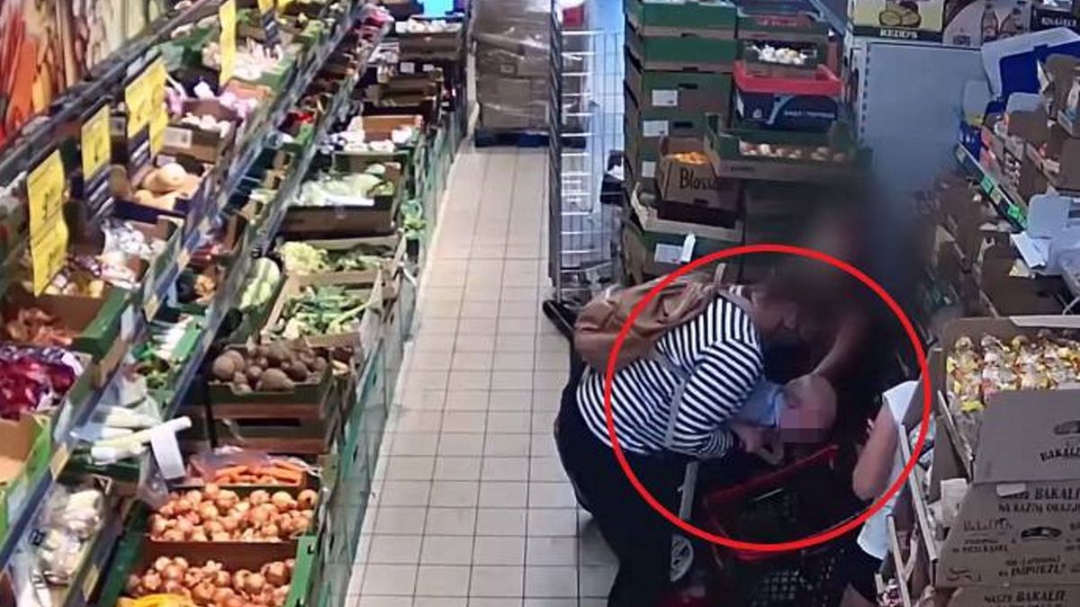 Policjantka bez chwili wahania wzięła chłopca na ręce i przystąpiła do udzielania mu pierwszej pomocy.