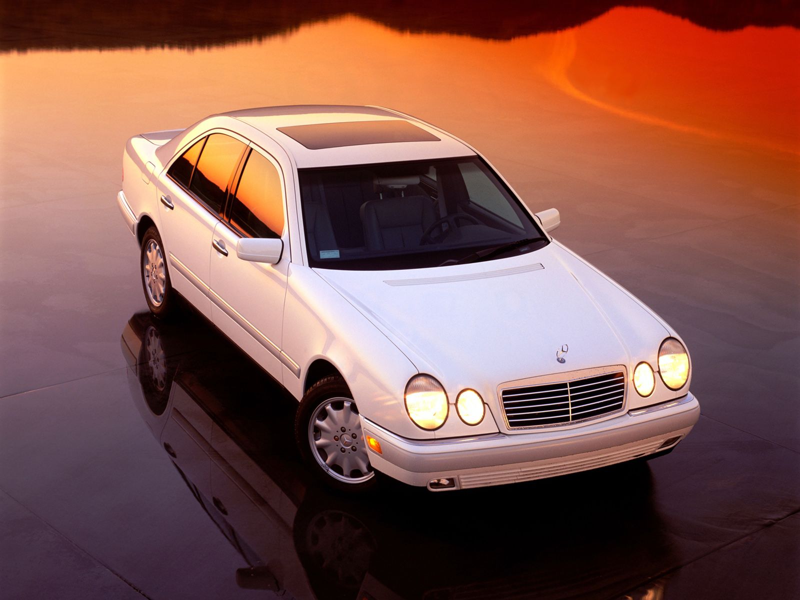Mercedes klasy E W210, tzw. okularnik, nie był wzorem tradycyjnych wartości niemieckiej marki
