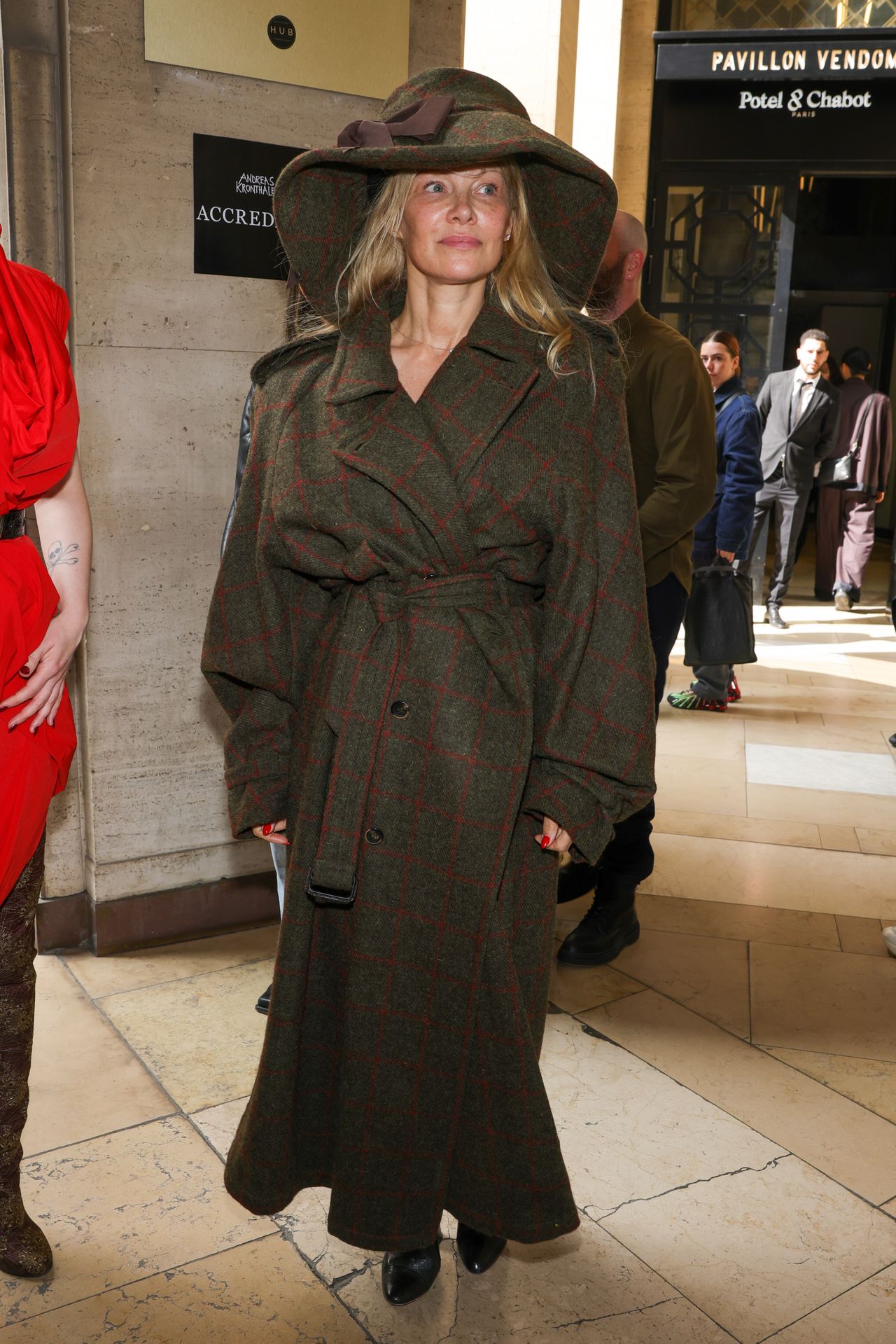 Pamela Anderson na Fashion Week w Paryżu 2023