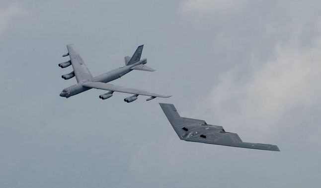 B-52 i B-2 - oba typy używanych przez Stany Zjednoczone bombowców strategicznych