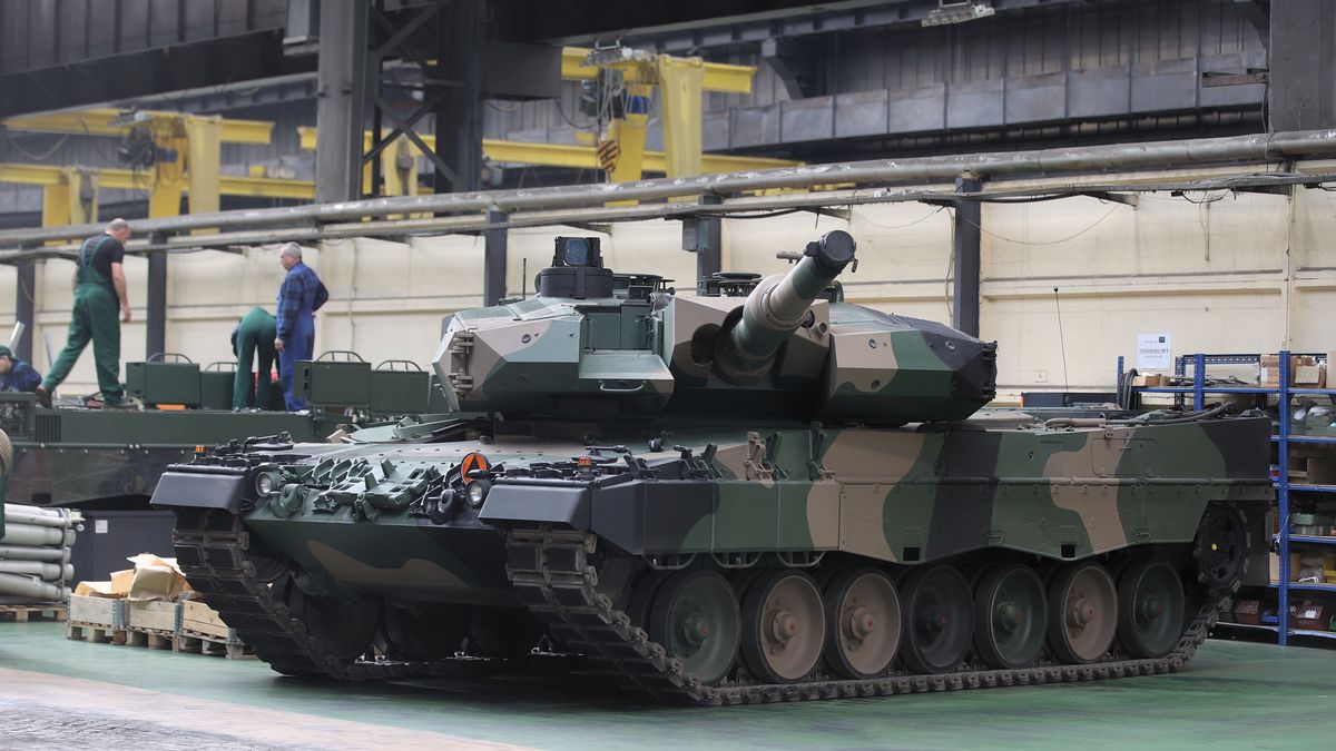  Zakłady Mechaniczne "Bumar-Łabędy" S.A. w Gliwicach. Na zdjęciu czołg Leopard