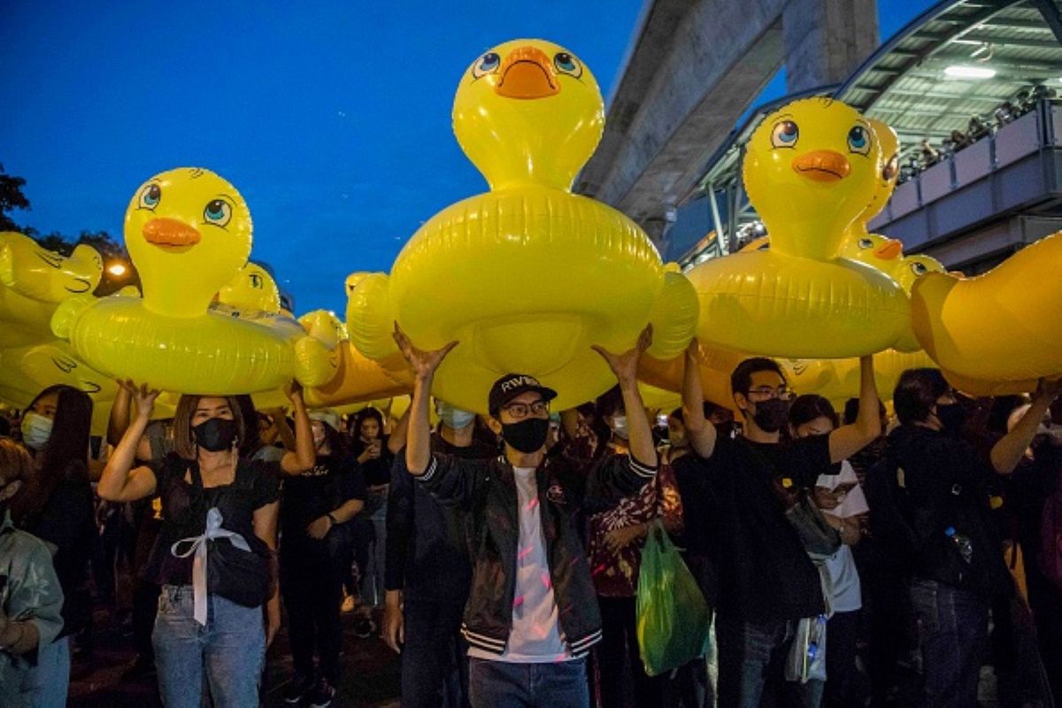 Antyrządowe protesty. Uczestnicy przynieśli nadmuchiwane kaczki