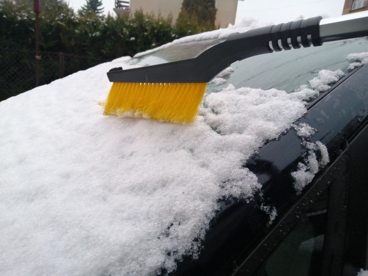 Śnieg i szron to zimowa codzienność dla wielu polskich kierowców.