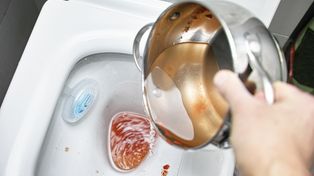 Wylewasz zupę do WC? Pod żadnym pozorem tego nie rób