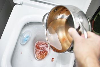 Wylewasz zupę do WC? Pod żadnym pozorem tego nie rób
