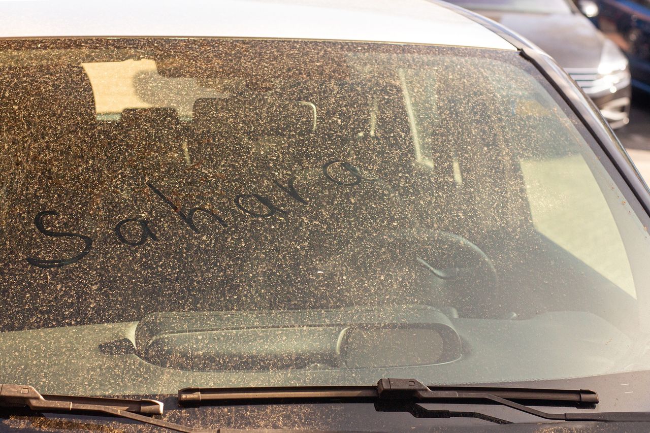 Pojawił się nad Tatrami. Żółty nalot na śniegu i samochodach