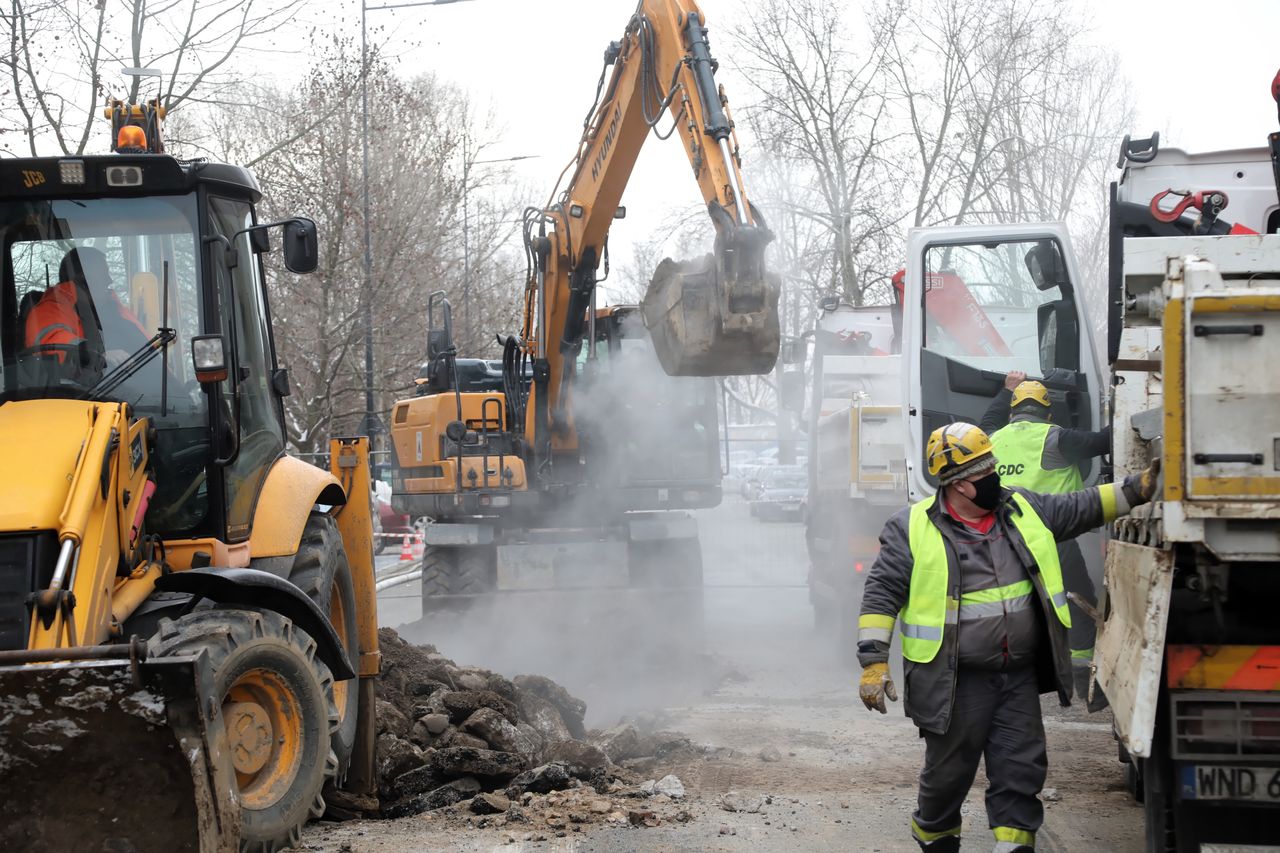 Warszawa. Awarie wodociągów w ośmiu dzielnicach. Mieszkańcy bez wody