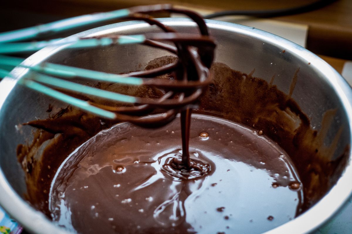 A simple tip from a baker preventing chocolate glaze from dripping off your cake