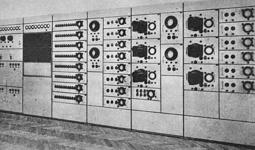 W tych sześciu szafach mieści się ARR (B. Buśko, J. Śliwieński, 1000 słów o komputerach i informatyce, Warszawa 1979)