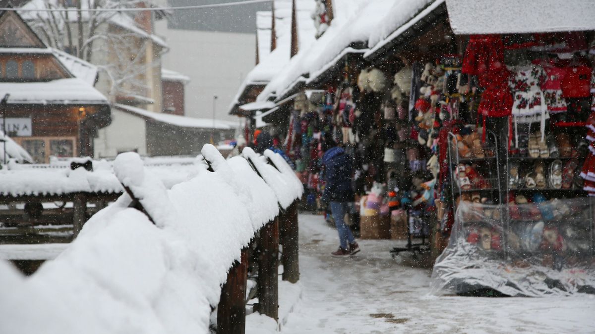 Powr�t zimy
19.01.2023 Zakopane ul. Krupowki. Obfite opady sniegu. fot. Mateusz Kotowicz/REPORTER
Mateusz Kotowicz/REPORTER