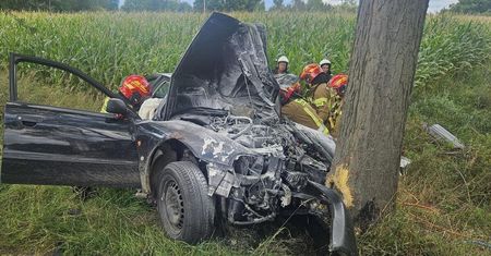 Wąbrzeźno: 26-latek w Audi nie zatrzymał się do kontroli i zaczął uciekać. Rozpędzone auto uderzyło w drzewo