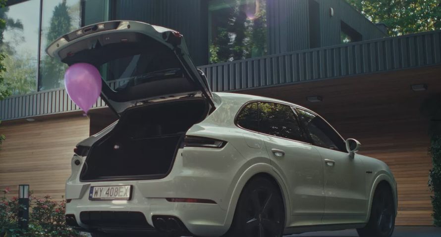 "Przesadnie doskonałe" Porsche Cayenne z nową kampanią