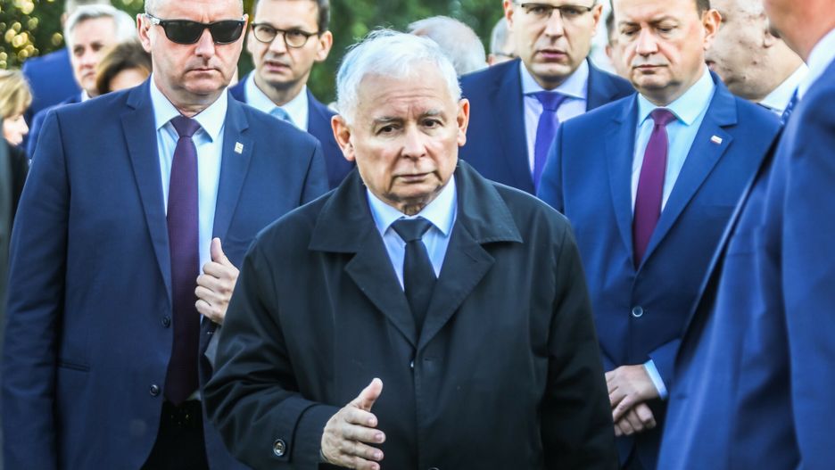 reporter_baza_2021-0910.09.2021 Warszawa Plac Pilsudskiego Pomnik prezydenta Lecha Kaczynskiego 137 misiecznica smolenska Reakcja na okrzyki Lotnej Brygady Opozycji zgromadzonej w Ogrodzie Saskim Nz premier Mateusz Morawiecki (L) wicepremier Jaroslaw Kaczynski (C) wiceminister aktywow panstwowych Maciej Malecki (P) minister obrony narodowej Mariusz Blaszczak (P) fot. Adam Burakowski/REPORTERAdam Burakowski/REPORTER