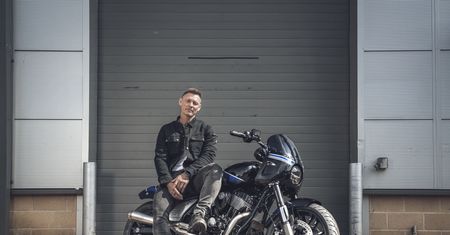 Richard Jones odebrał customowego indiana sport chiefa
