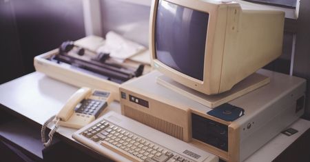 Uruchomił Windows 7 na komputerze z procesorem 5 MHz. Nie chciałbyś tego widzieć...