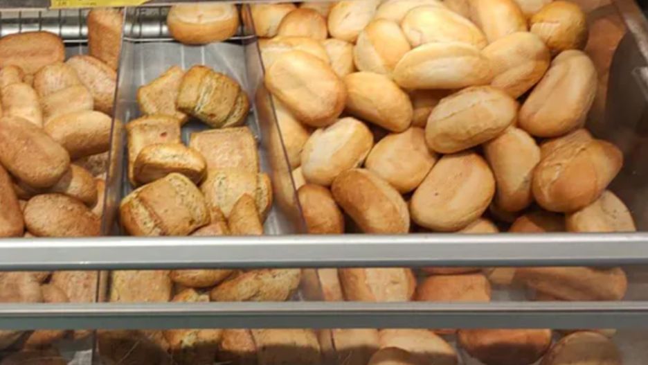 Istnieje łatwy sposób wyciągania bułek z najniższej szuflady w sklepie