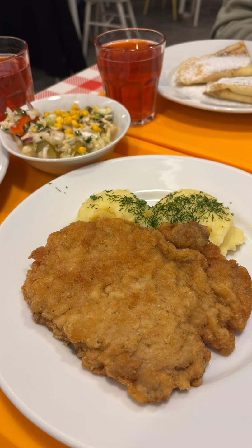 Schaboszczak w Prasowym barze Mlecznym