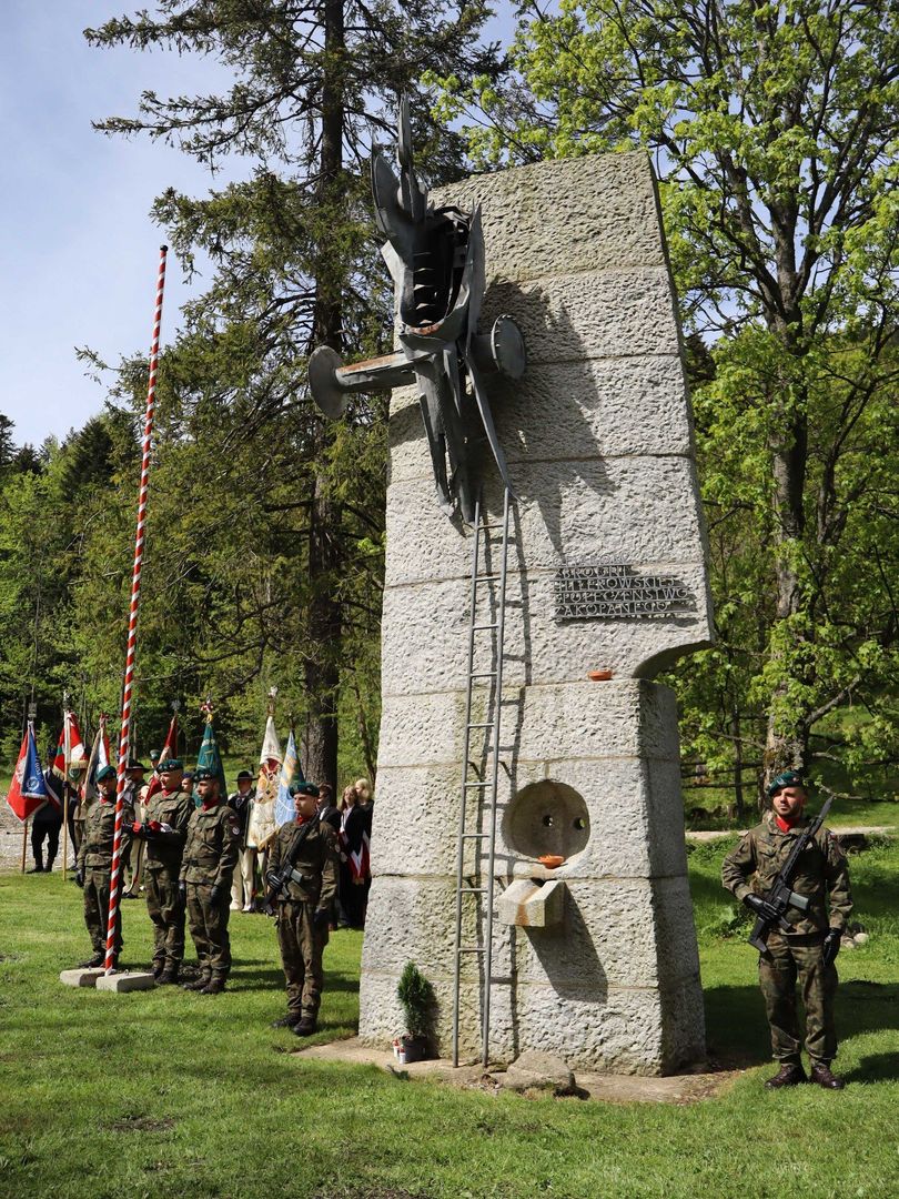 Uroczystości pod pomnikiem Władysława Hasiora w Zakopanem - 81 lat po tym, jak Niemcy zamordowali tam 20 Polaków