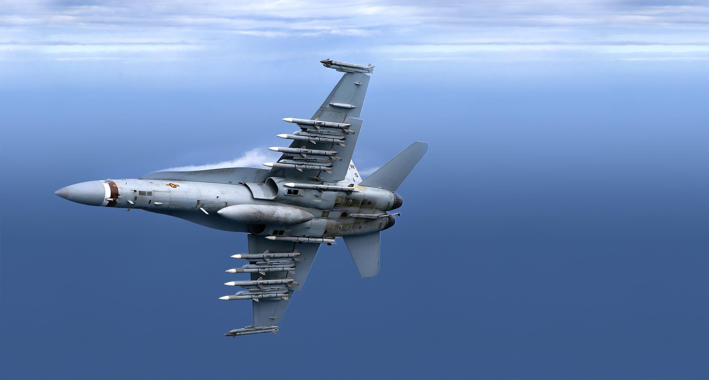 F/A-18C Hornet uzbrojony w pociski AIM-120 i AIM-9