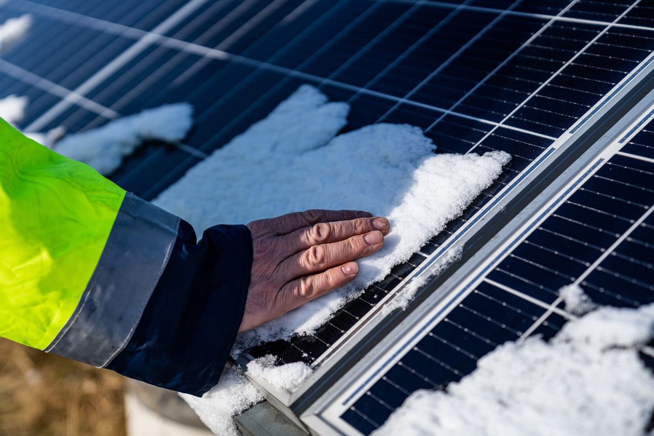 Fotowoltaika zimą. Eksperci radzą, co zrobić ze śniegiem