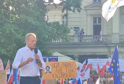 Oburzający banner na wiecu Donalda Tuska w Poznaniu. "Łajdactwo"
