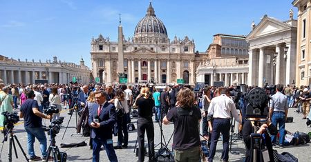 "Sytuacja nadzwyczajna". Polacy organizują się po śmierci Franciszka