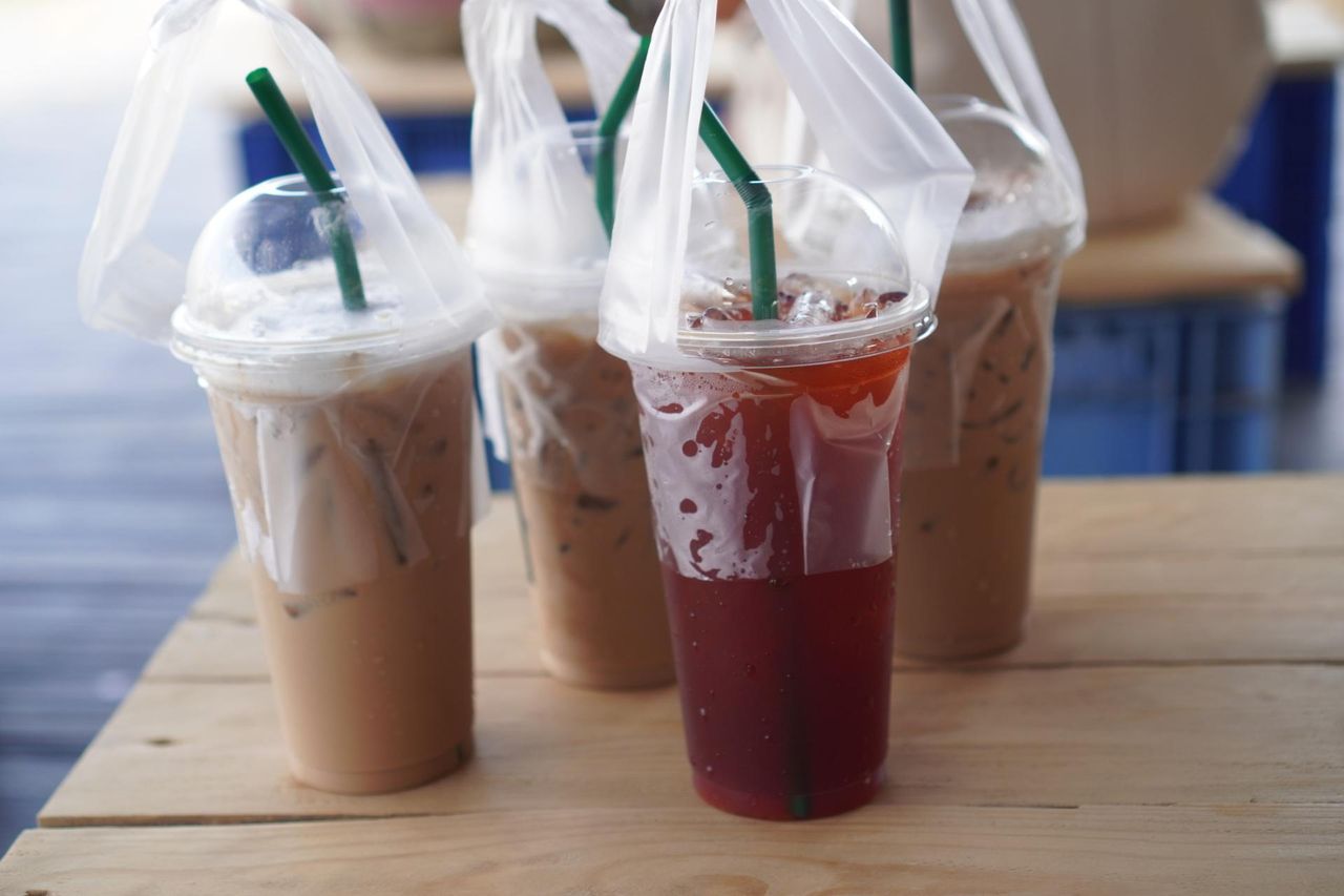 Napoje zakazane w czasie upałów. Odwadniają, zwiększają ryzyko udaru