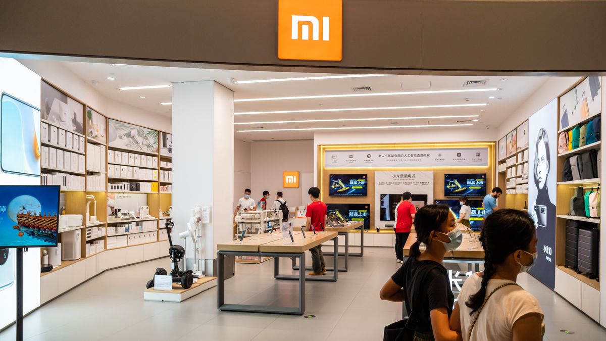 SHENZHEN, CHINA - 2020/10/05: People walk past a Chinese electronics company Xiaomi store. (Photo by Alex Tai/SOPA Images/LightRocket via Getty Images)