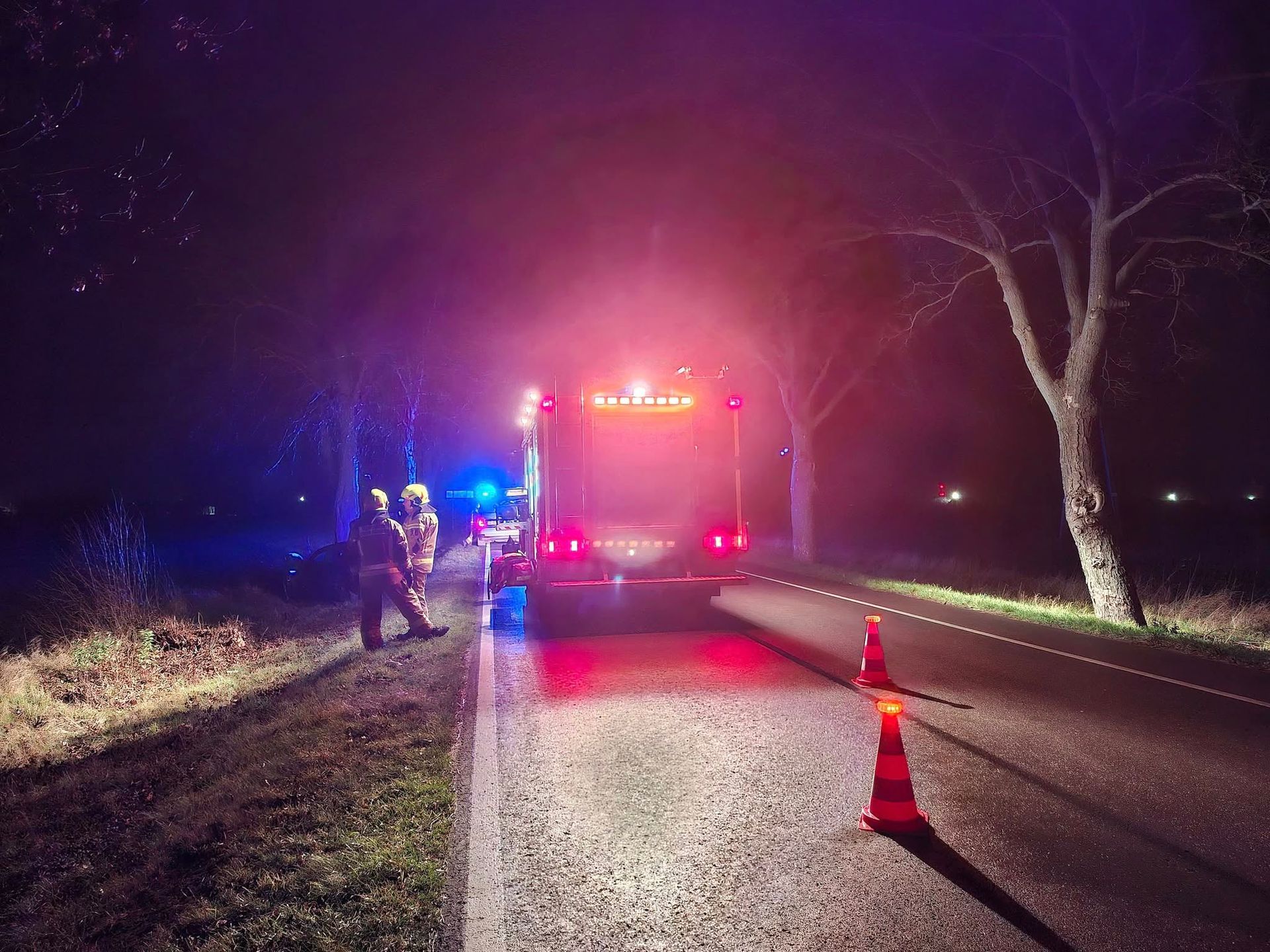 Wypadek na lokalnej drodze w powiecie radzyńskim. Opel uderzył w drzewo