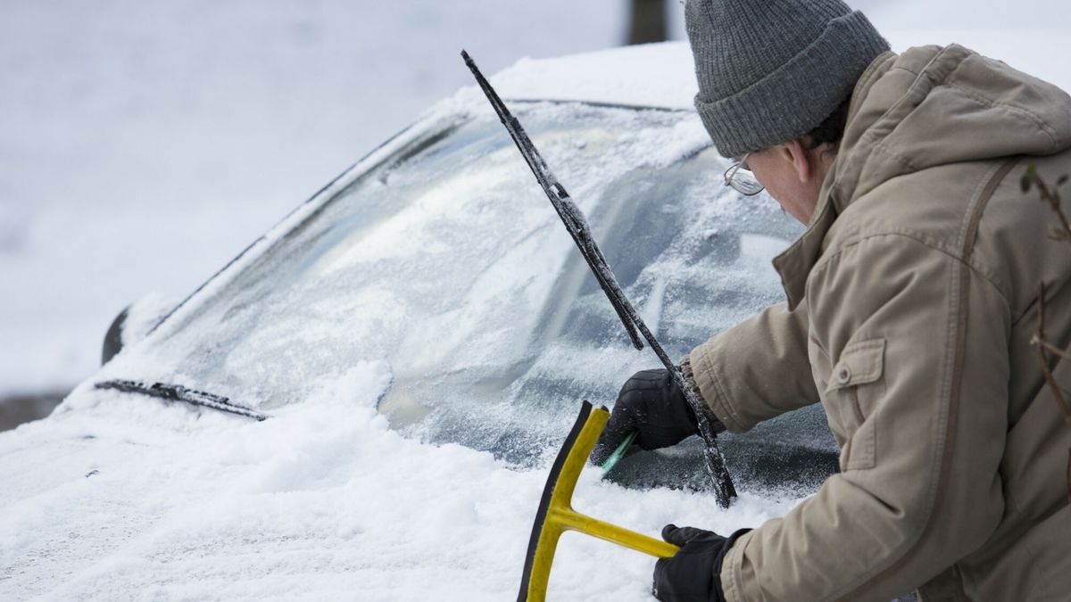 Jazda autem z zaszronioną szybą grozi nie tylko wypadkiem
